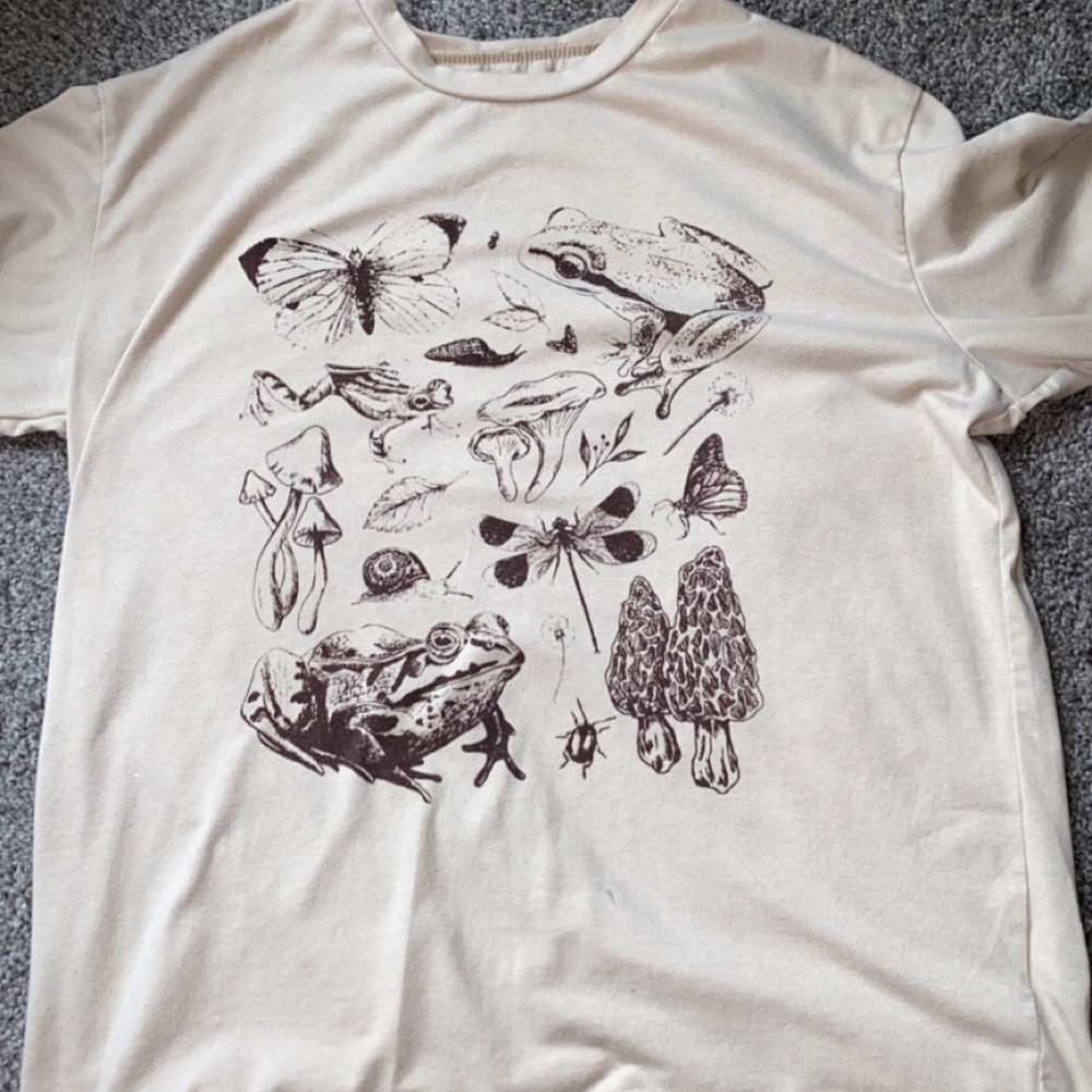 I’m selling a frog & plant T-shirt, from shein. Size medium.